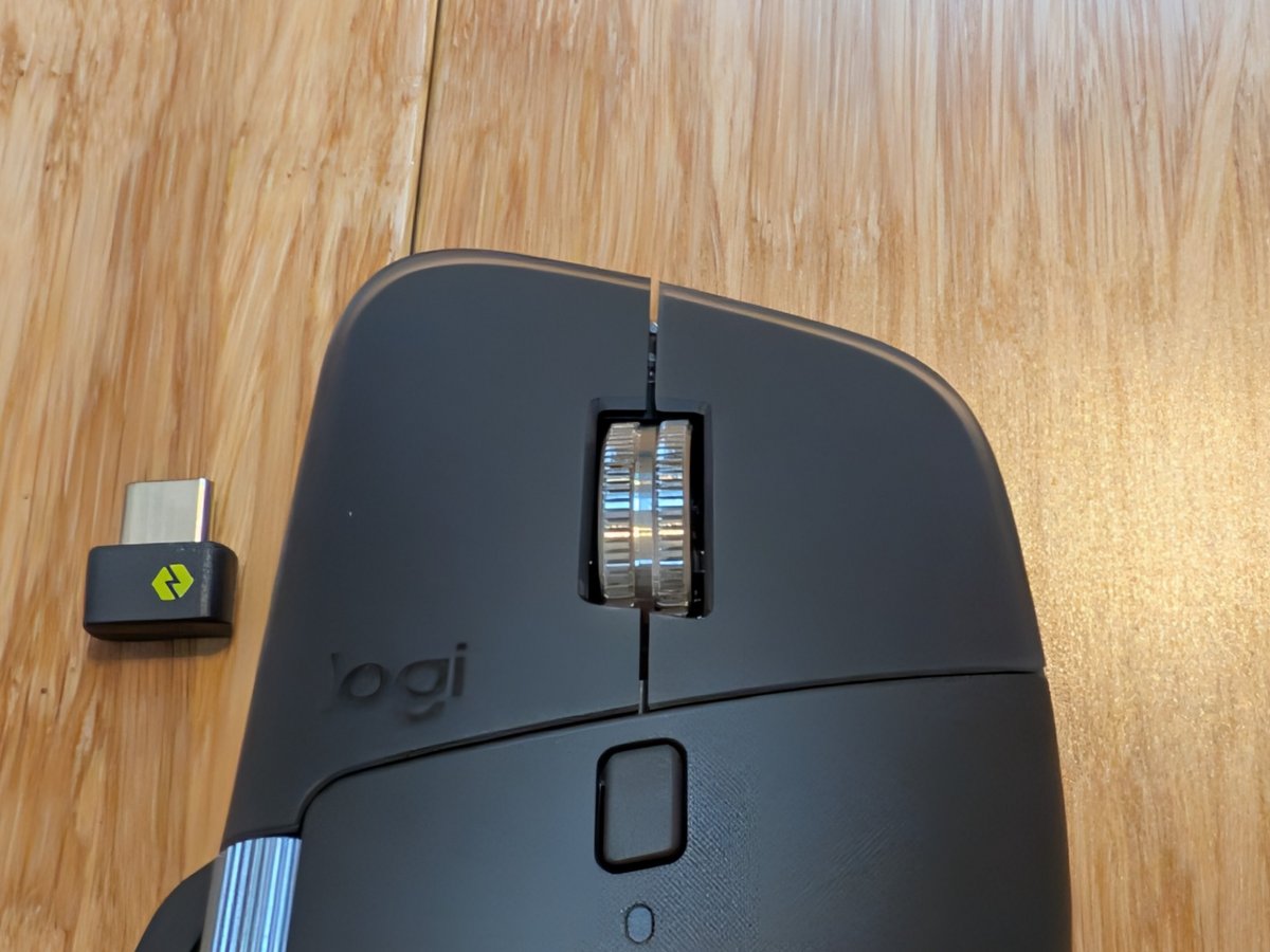 La finition de la MX Master 4 est du grand art. À gauche, le dongle Logi Bolt. ©Nicolas Guyot pour Clubic