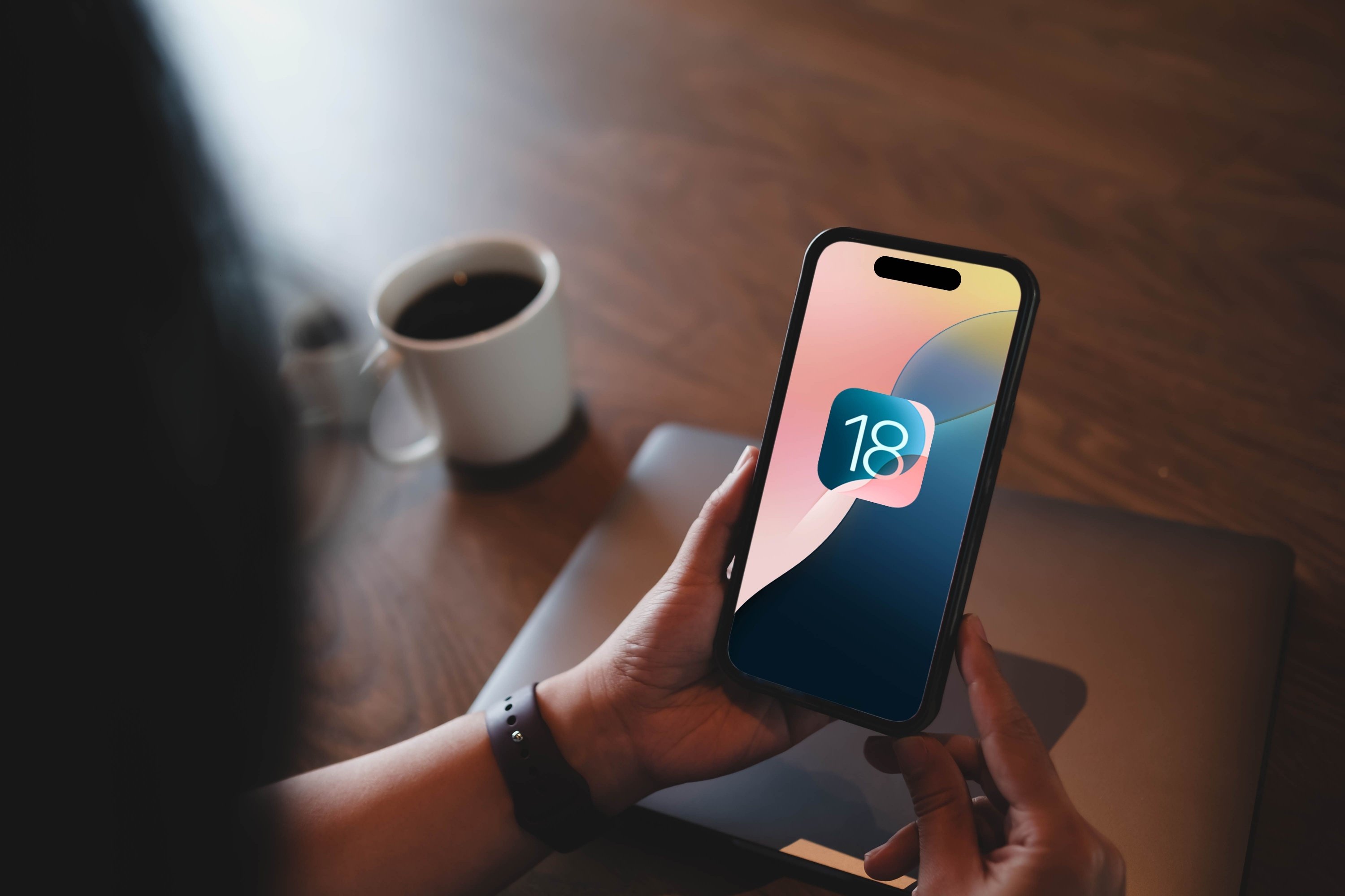 iOS 18 sur l'écran d'un iPhone © Thaspol Sangsee / Shutterstock.com