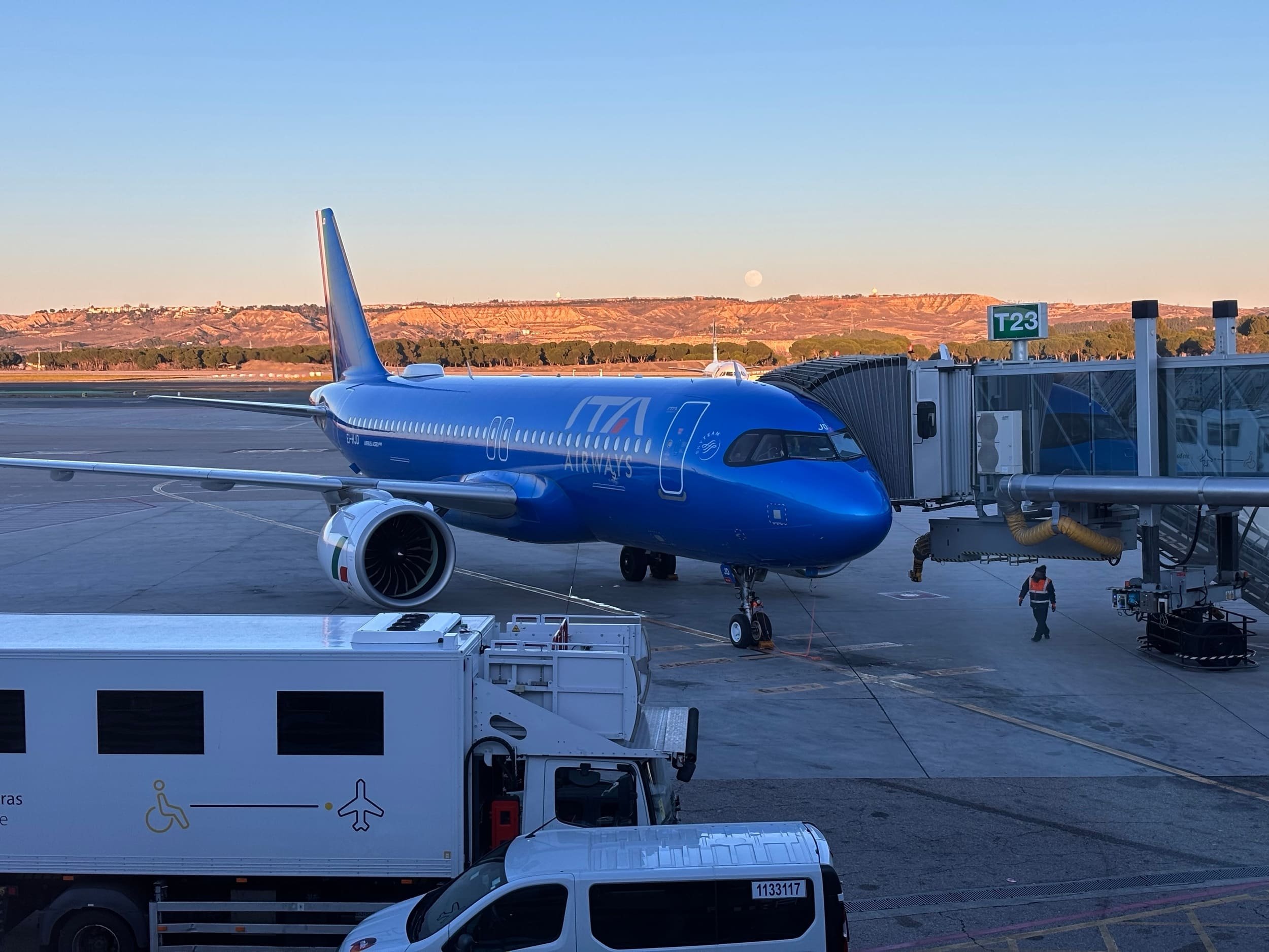 Un avion garé sur l'aéroport de Madrid-Barajas © FOTOADICTA / Shutterstock.com