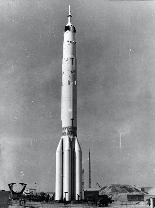 Proton en version lunaire, avec une capsule Zond et un système d'éjection d'urgence © URSS / N.A.