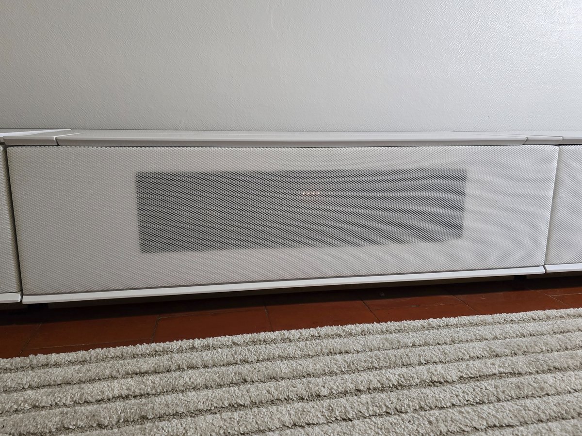 Lorsqu'il est fermé, difficile de savoir que ce meuble abrite un système complet de vidéoprojection.   © Matthieu Legouge