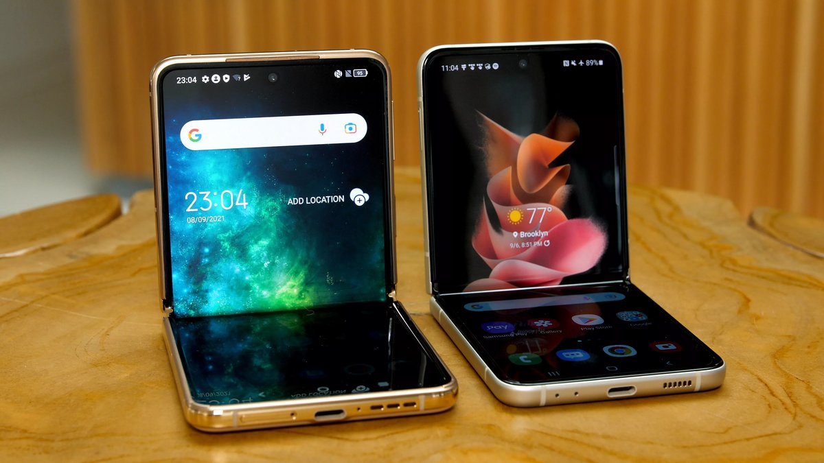 Le TCL Chicago (à gauche) et le Galaxy Z Flip 3 (à droite) © CNET