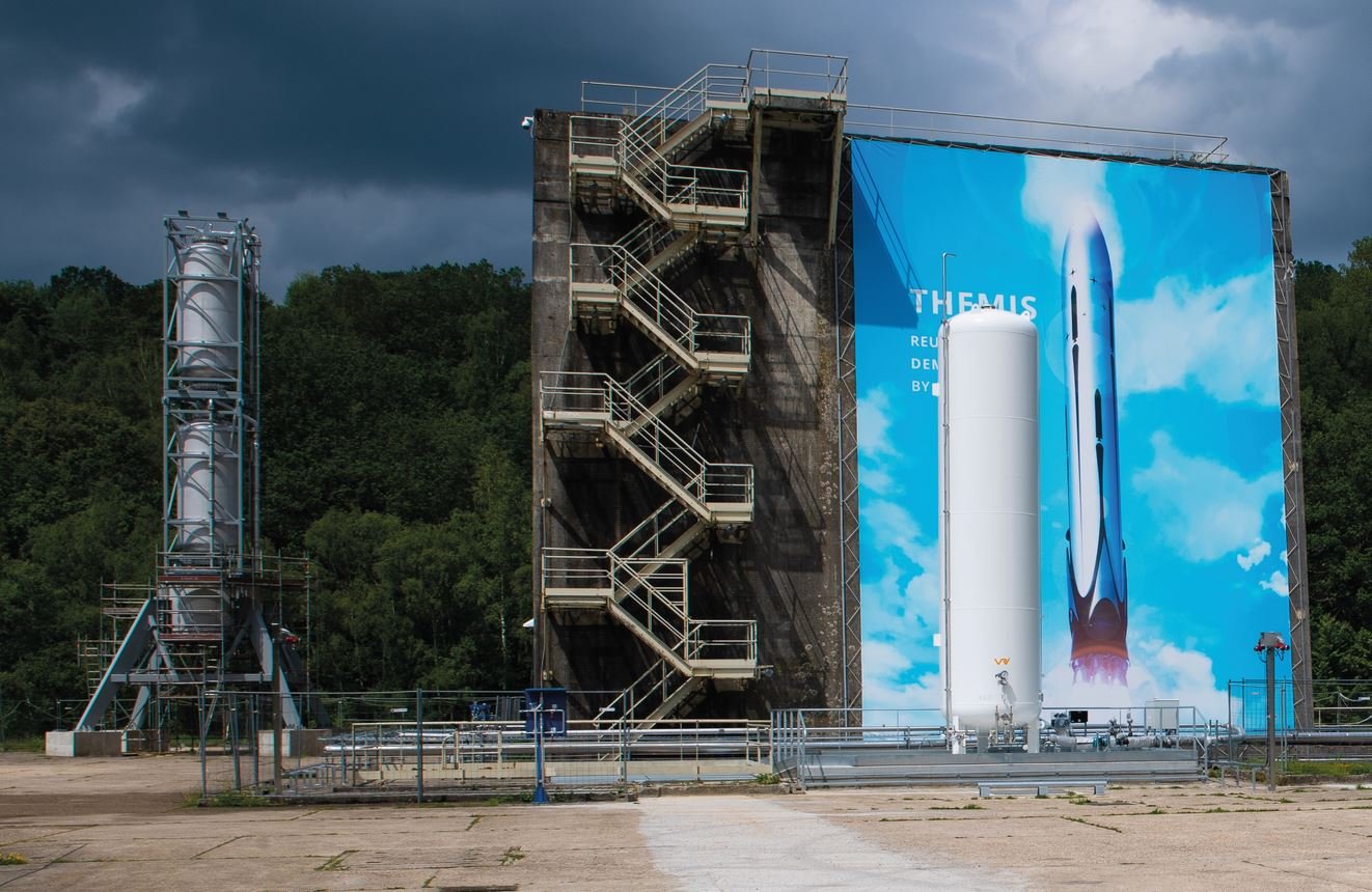 Le premier assemblage structurel de réservoirs pour Themis (ici à gauche) est en place pour ses essais. Crédits : ArianeGroup/ESA