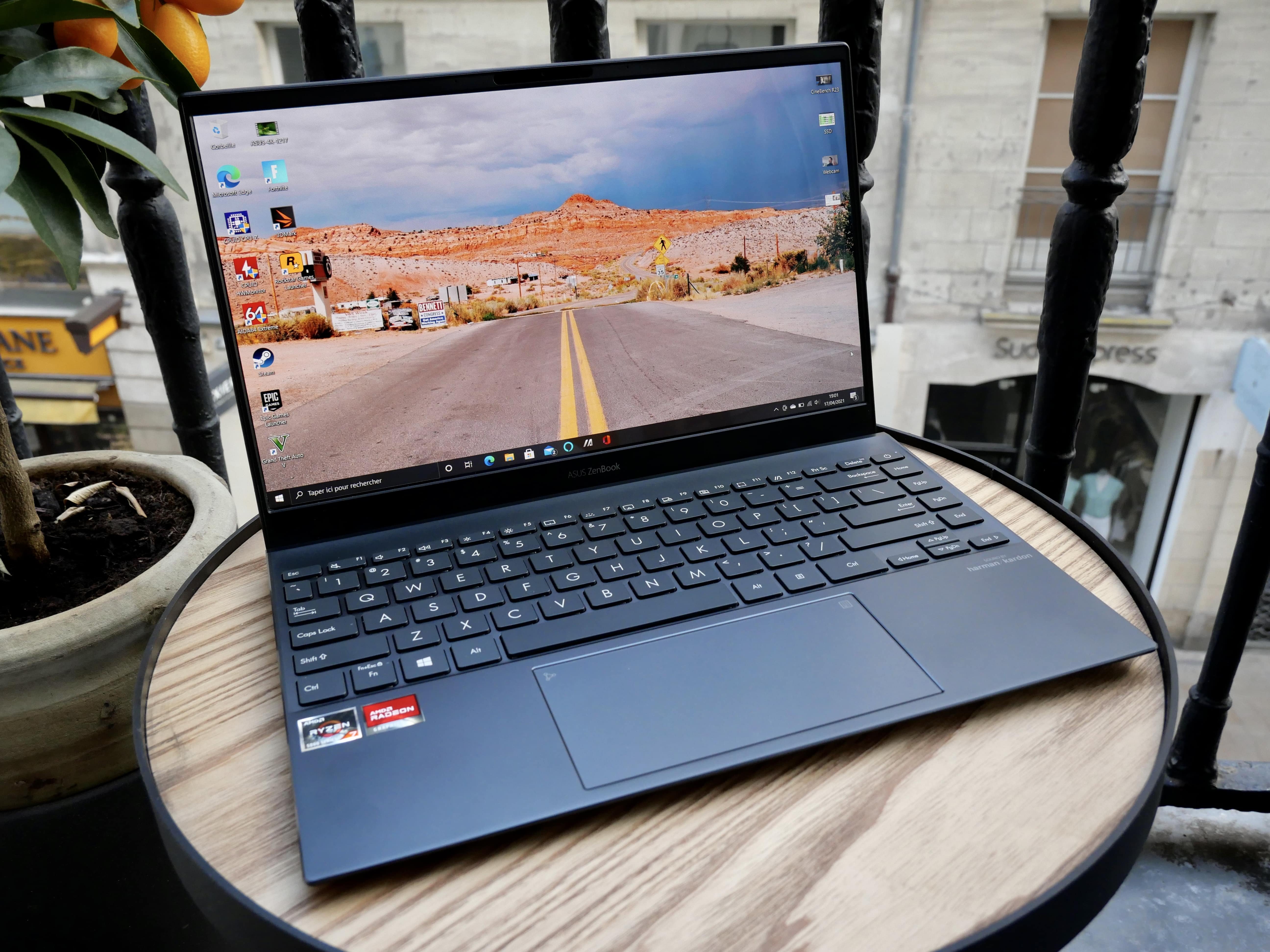 Ici l'excellent ASUS ZenBook 13, et son écran OLED signé Samsung Display // © Nathan Le Gohlisse pour Clubic