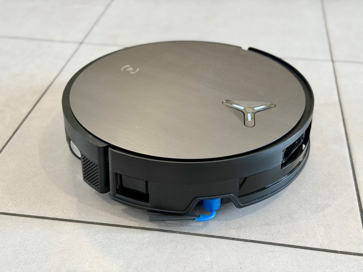 Un aspirateur robot à l'autonomie quasi illimitée grâce à la charge rapide ©Mathieu Grumiaux pour Clubic