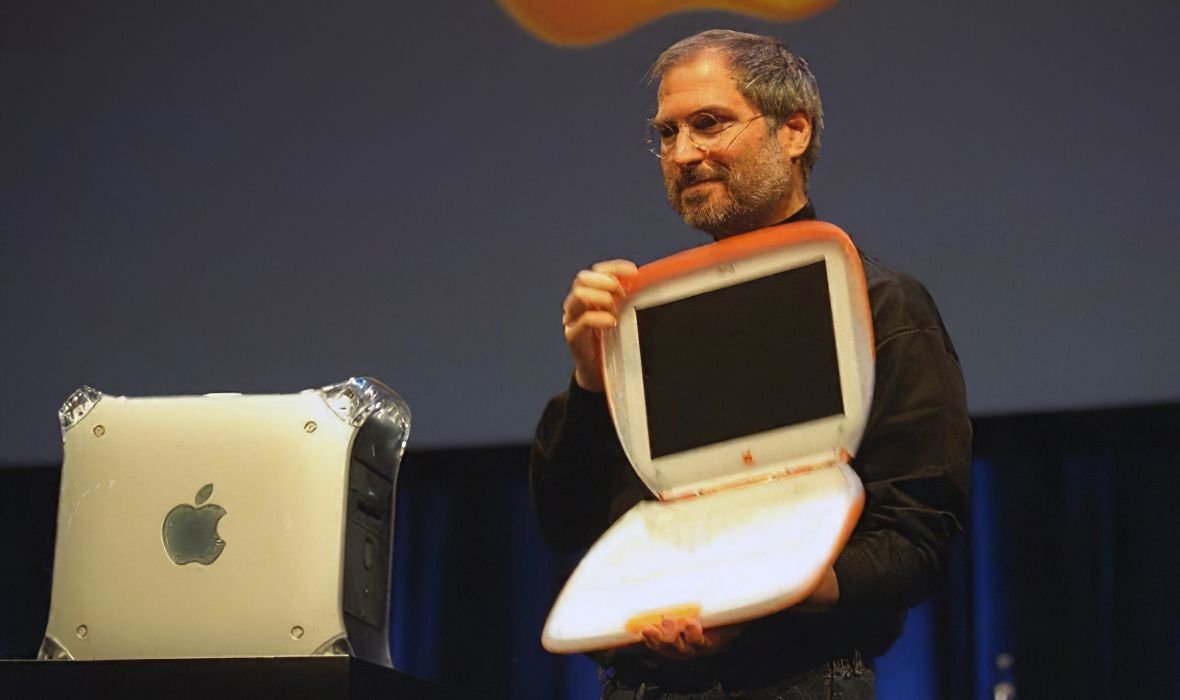 Steve Jobs présente l'iBook... sans le moindre câble pour accéder au réseau