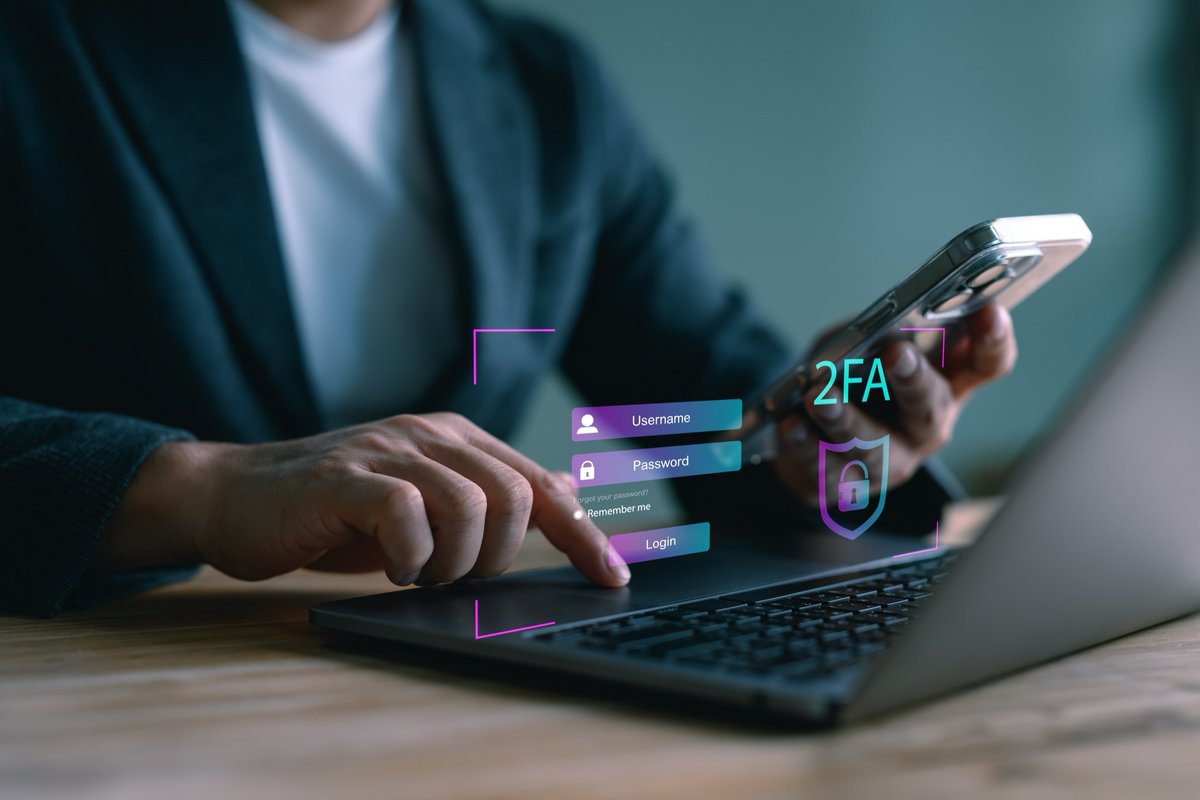 La double authentification renforce la sécurité de vos comptes. Privilégiez les passkeys et les clés de sécurité physique aux SMS. © SomYuZu / Shutterstock