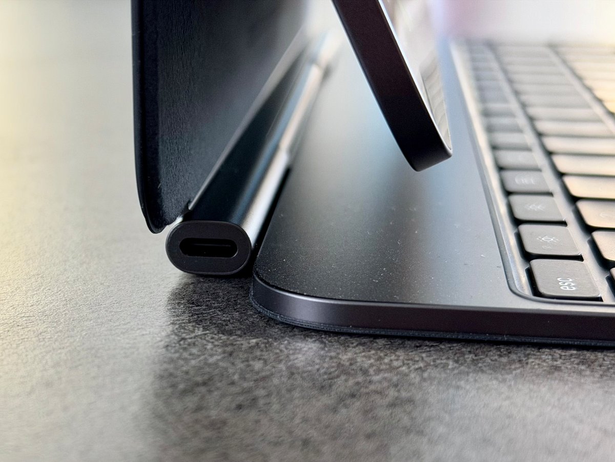Un deuxième port USB-C pour charger l'appareil tout en connectant un appareil sur l'iPad Pro ©Mathieu Grumiaux pour Clubic