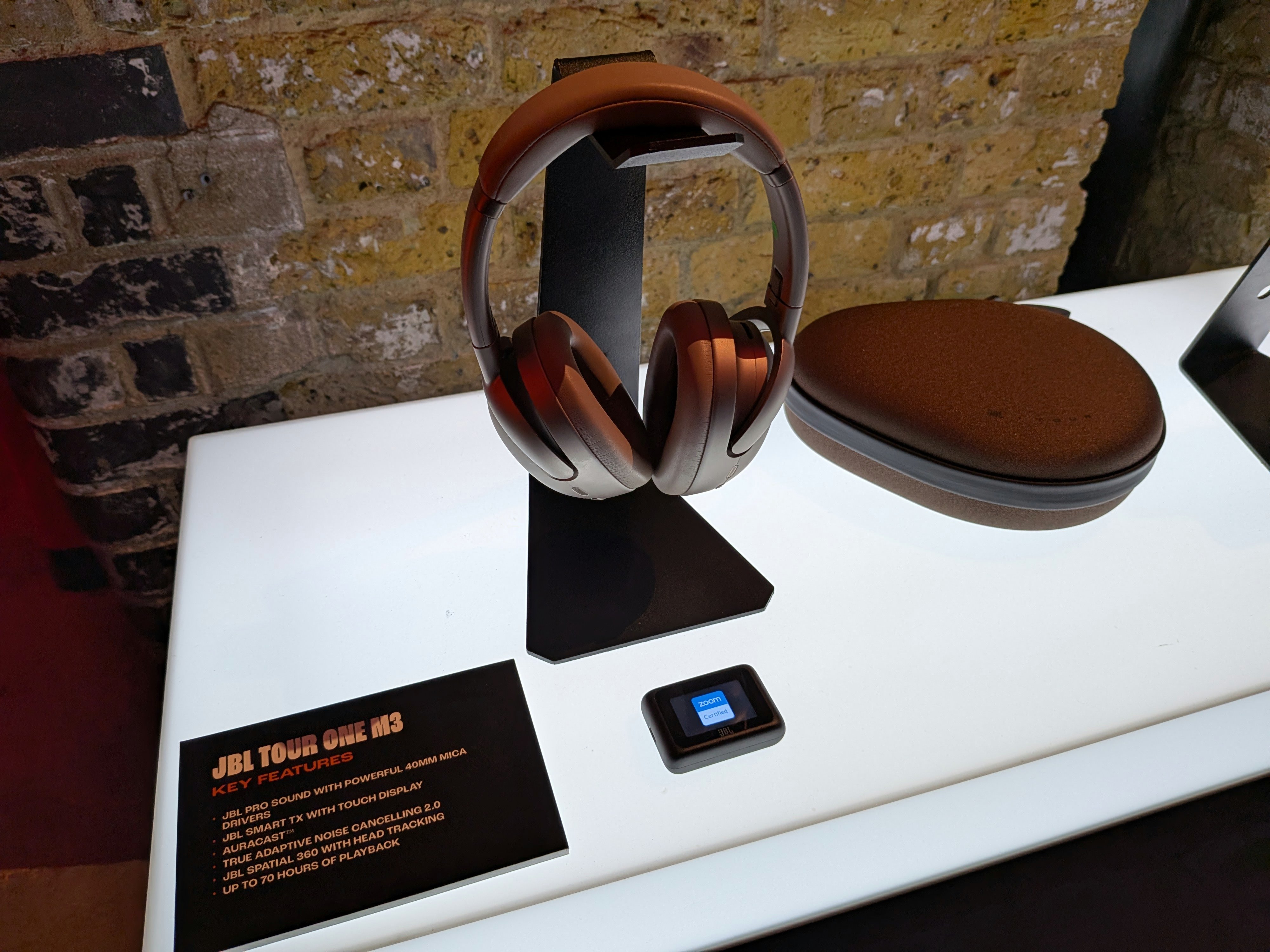 Le casque JBL Tour One M3 et juste en dessous l'émetteur Smart Tx. ©Nicolas Guyot pour Clubic