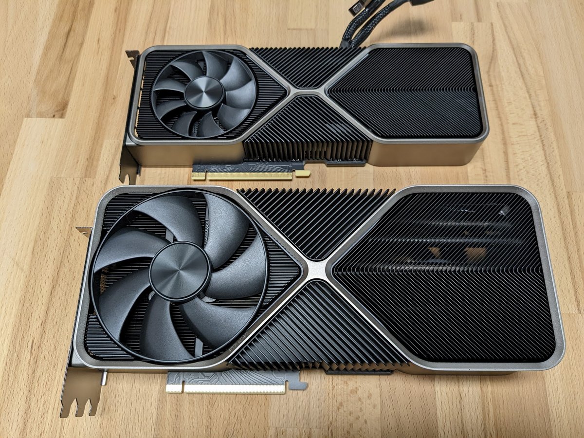 La RTX 4080 est beaucoup plus imposante que la RTX 3080 © Colin Golberg