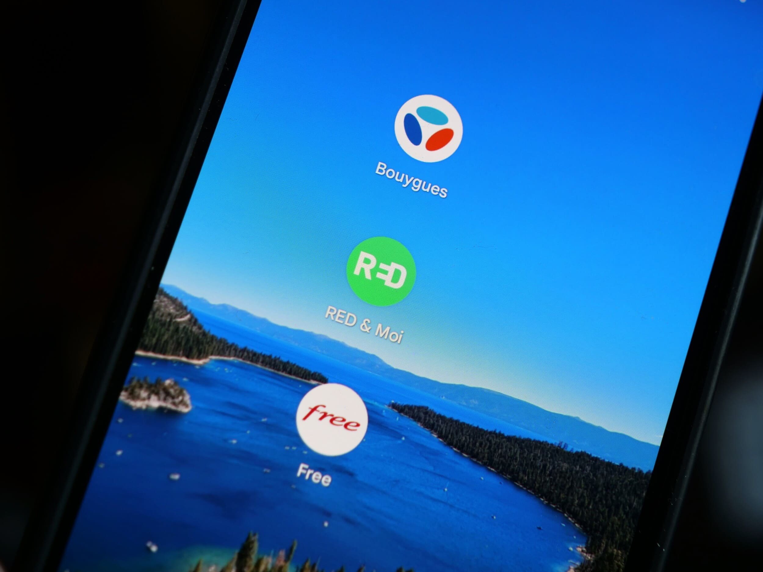 Bouygues Telecom, RED by SFR et Free Mobile, un match à trois. © Alexandre Boero / Clubic