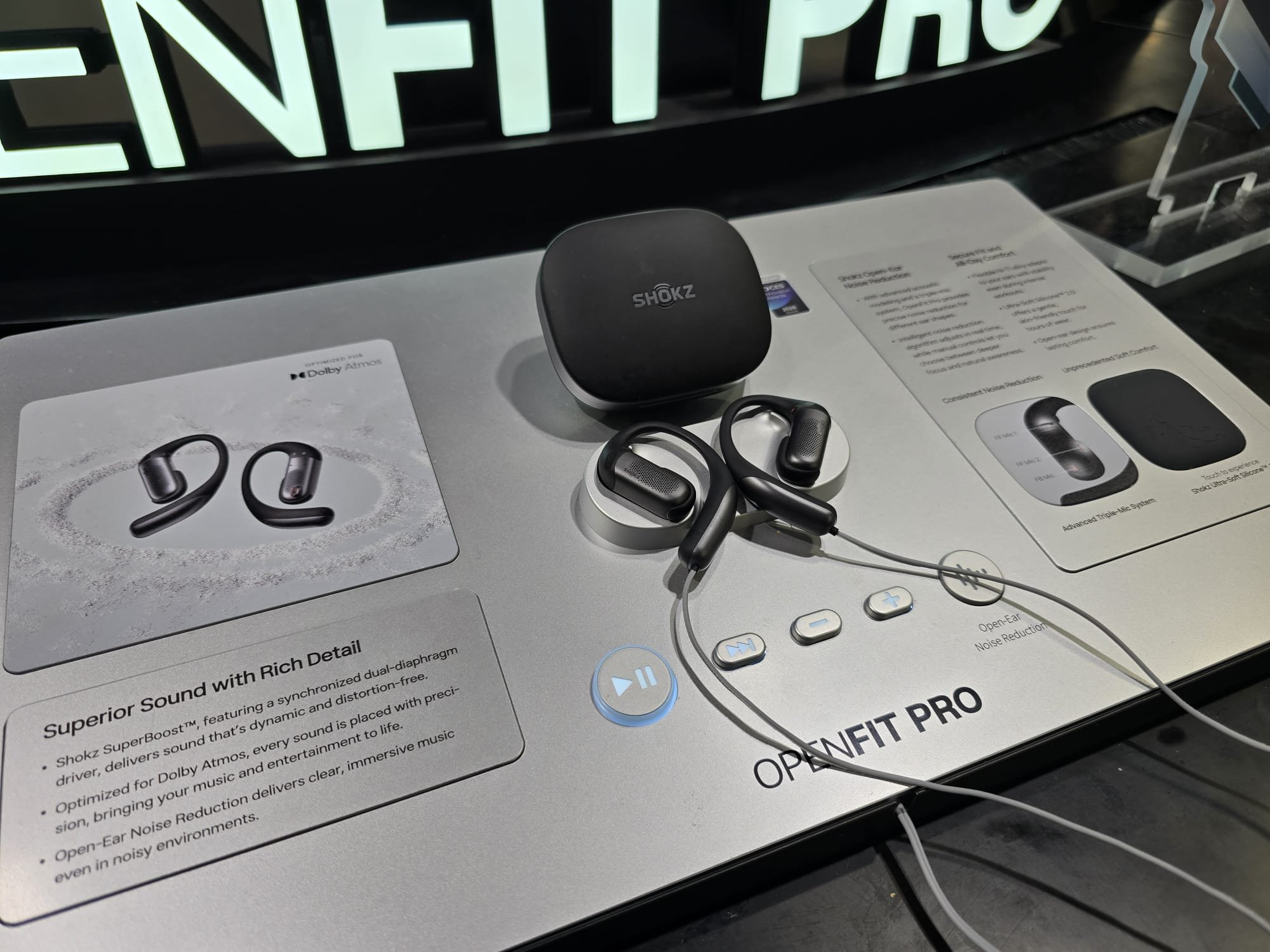 La réduction de bruit active des OpenFit Pro s'appuie sur trois microphones. ©Matthieu Legouge pour Clubic