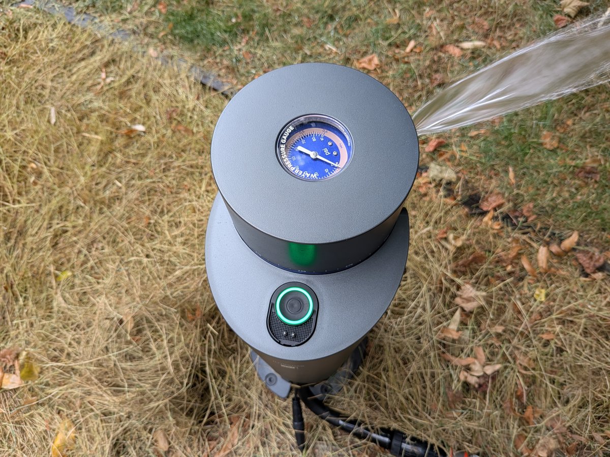  En haut, le manomètre (pression de l'eau instantanée). En bas, l'unique bouton du IrriSense qui sert aussi de capteur d'humidité. ©Nicolas Guyot pour Clubic