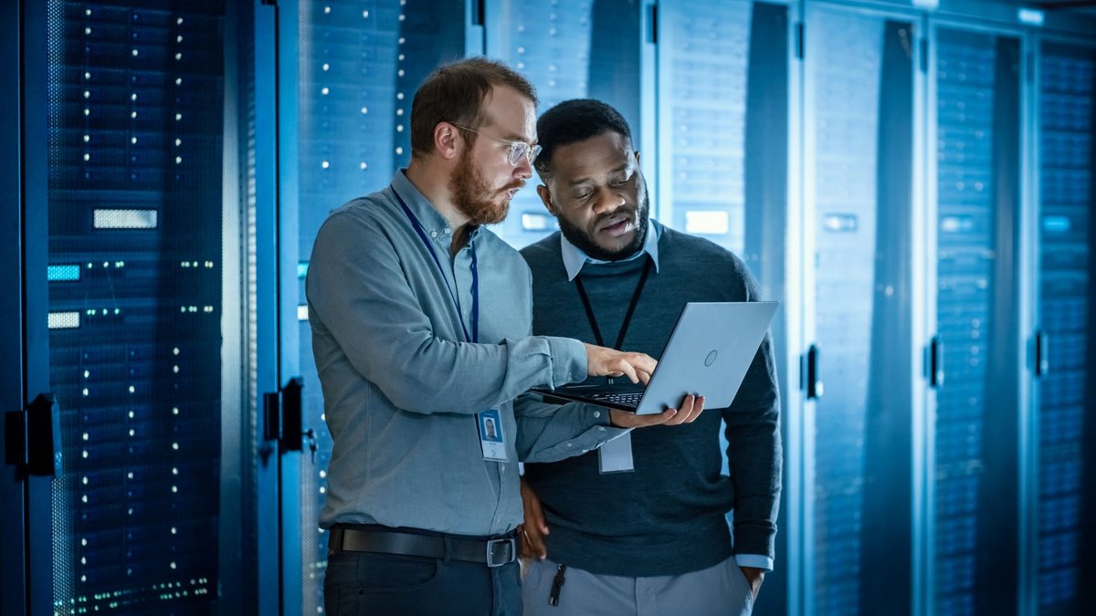 Former les équipes, maintenir les outils à jour et prévoir des systèmes redondants permet de surmonter les limites de l’automatisation. Chaque obstacle devient alors une occasion d’améliorer la fiabilité de votre site - © Shutterstock