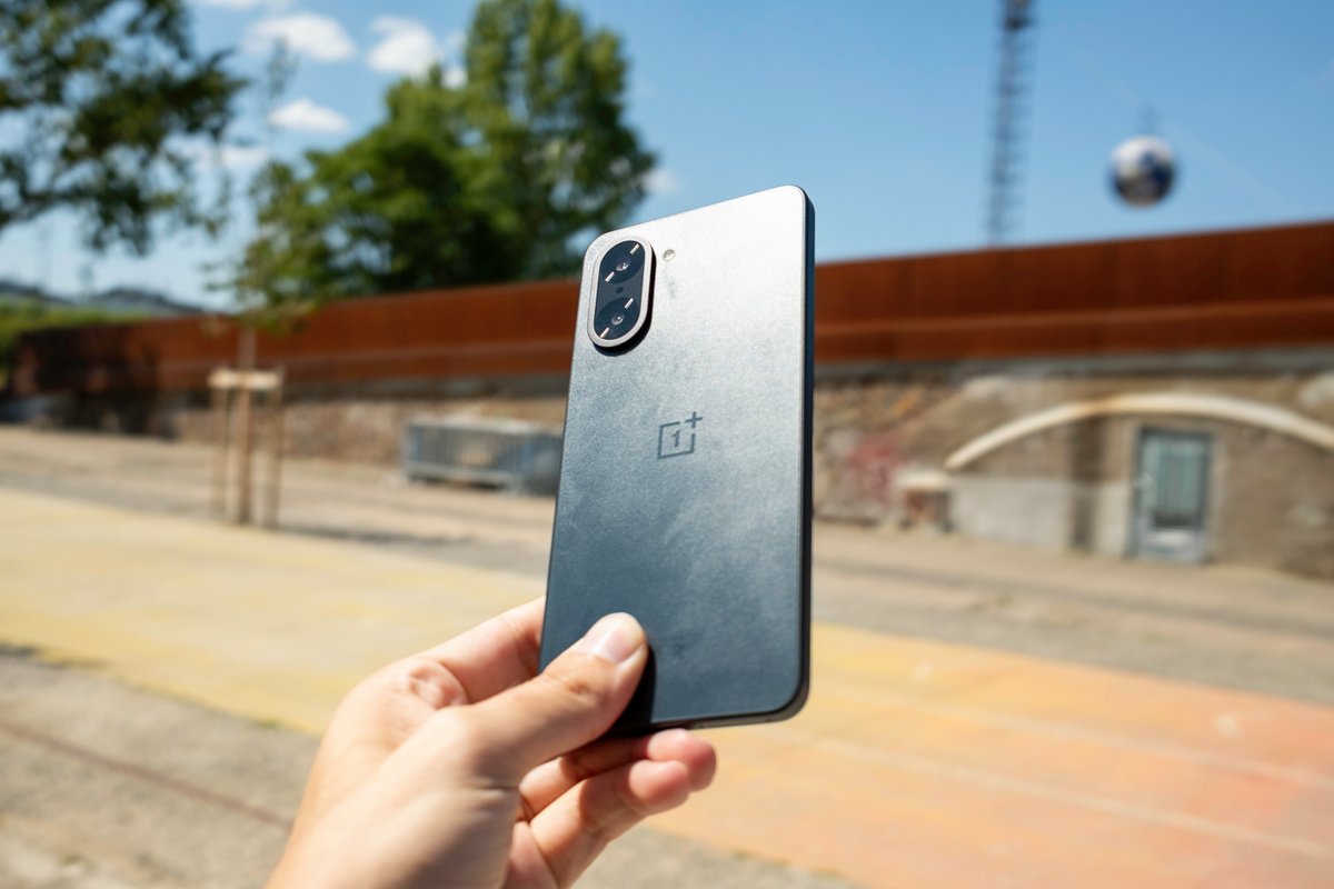 Le OnePlus Nord CE5 est agréable à manipuler et assez léger. © Pierre Crochart pour Clubic.com