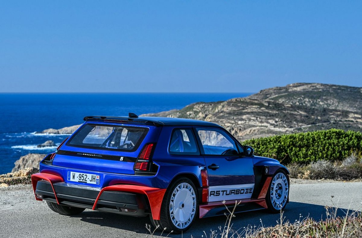 L'imposant train arrière des R5 Turbo est leur signature visuelle. ©Renault
