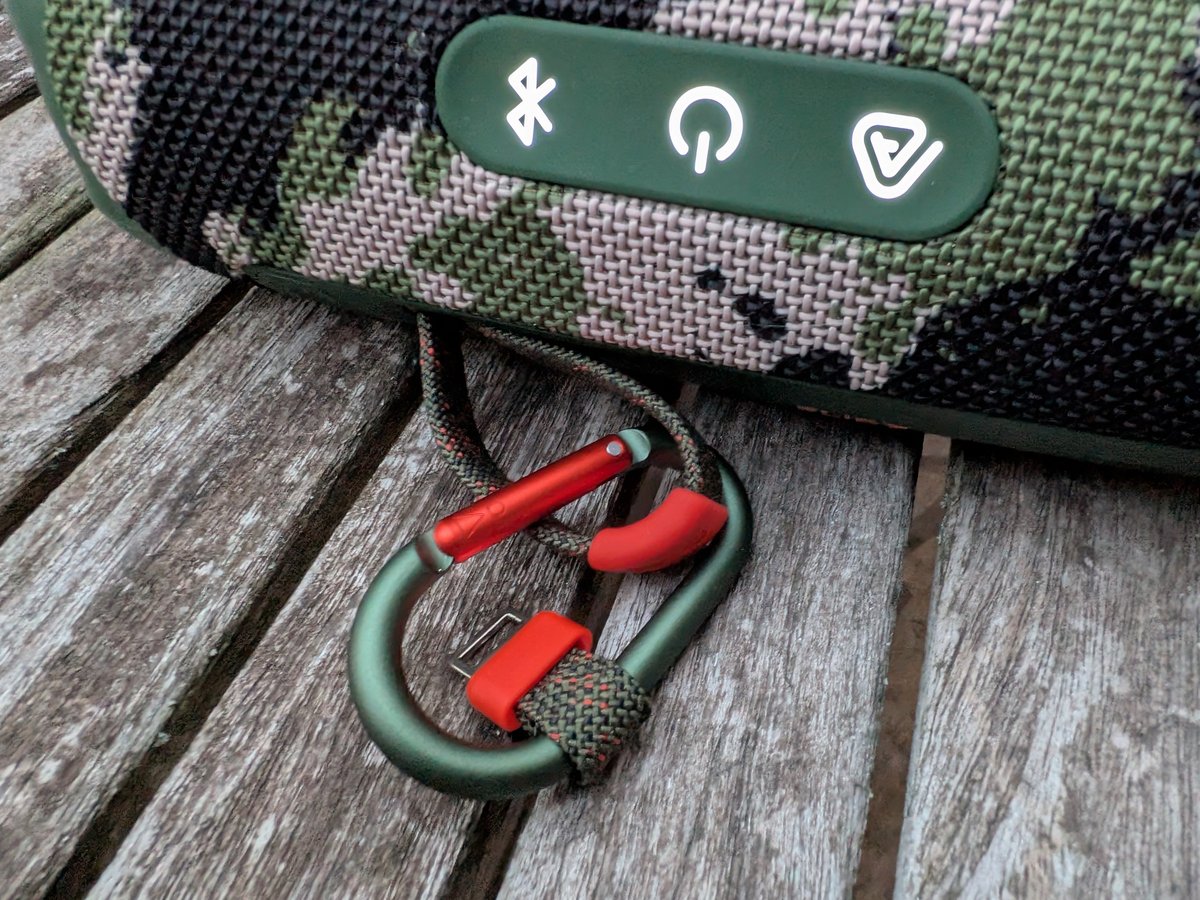 Le mousqueton fixé sur une Flip 7 finition camouflage. ©Nicolas Guyot pour Clubic