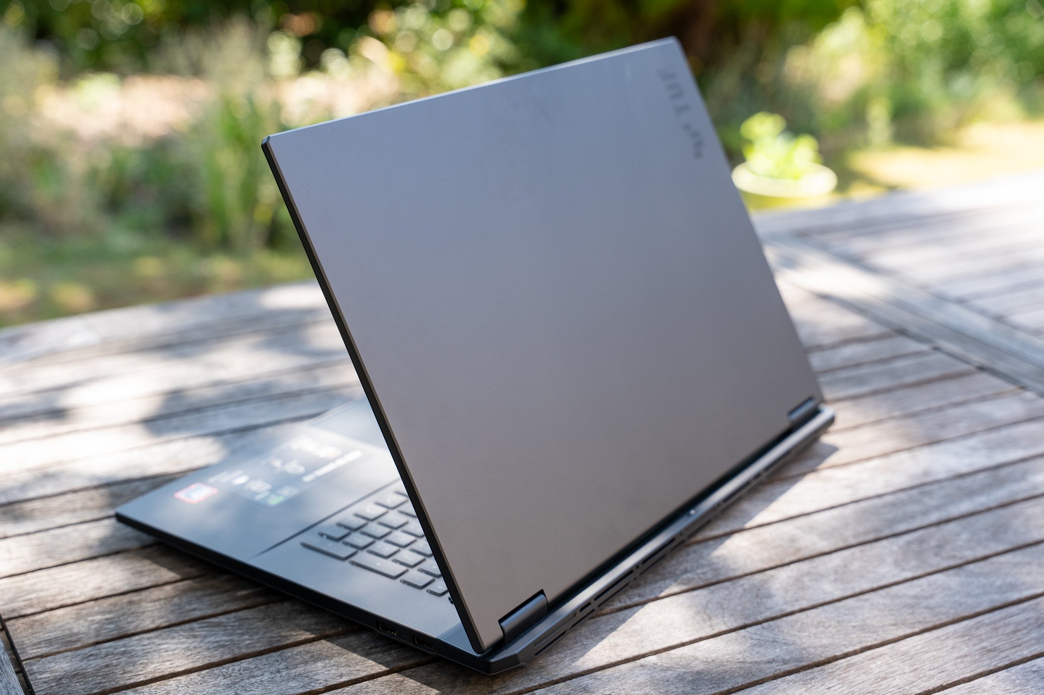 L'ASUS TUF Gaming A18 vu de dos. ©Nathan Le Gohlisse