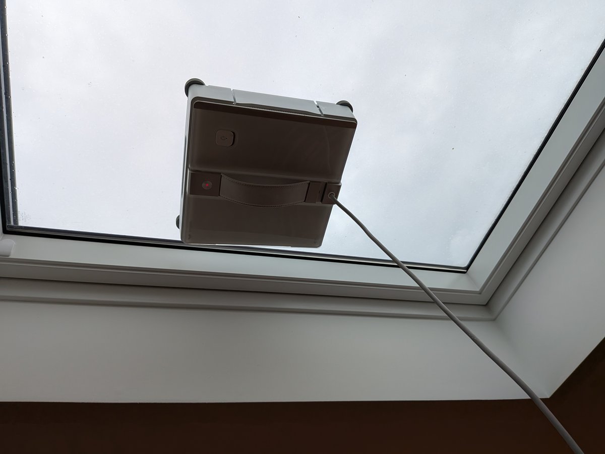 Sur un Velux peu incliné, il faudra basculer en mode manuel, c'est-à-dire utiliser l'appli de votre téléphone pour télécommander le C1. Pas simple.  ©Nicolas Guyot pour Clubic