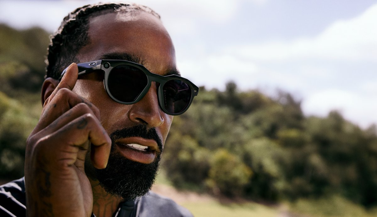 Les Oakley HSTN auraient une autonomie doublée versus les Ray-Ban connectées (groupe EssilorLuxottica). ©Meta