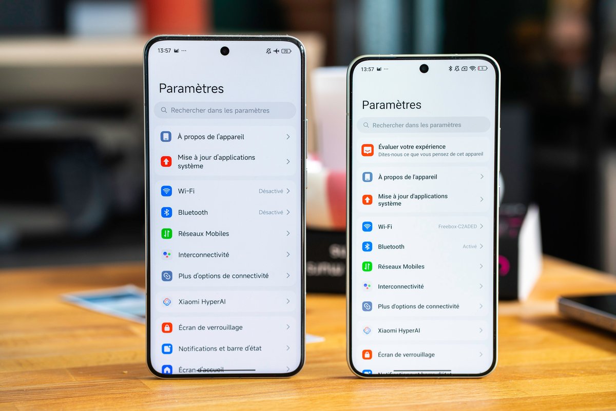 À gauche, le Xiaomi 15 Ultra. À droite, le Xiaomi 15. ©Pierre Crochart pour Clubic.com