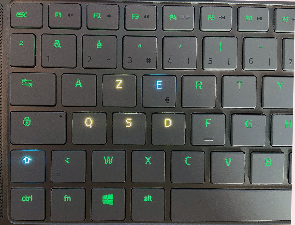 Sans paramétrage, le clavier RGB reconnait OverWatch et adapte automatiquement le rétroéclairage pour mettre en évidence les touches des commandes