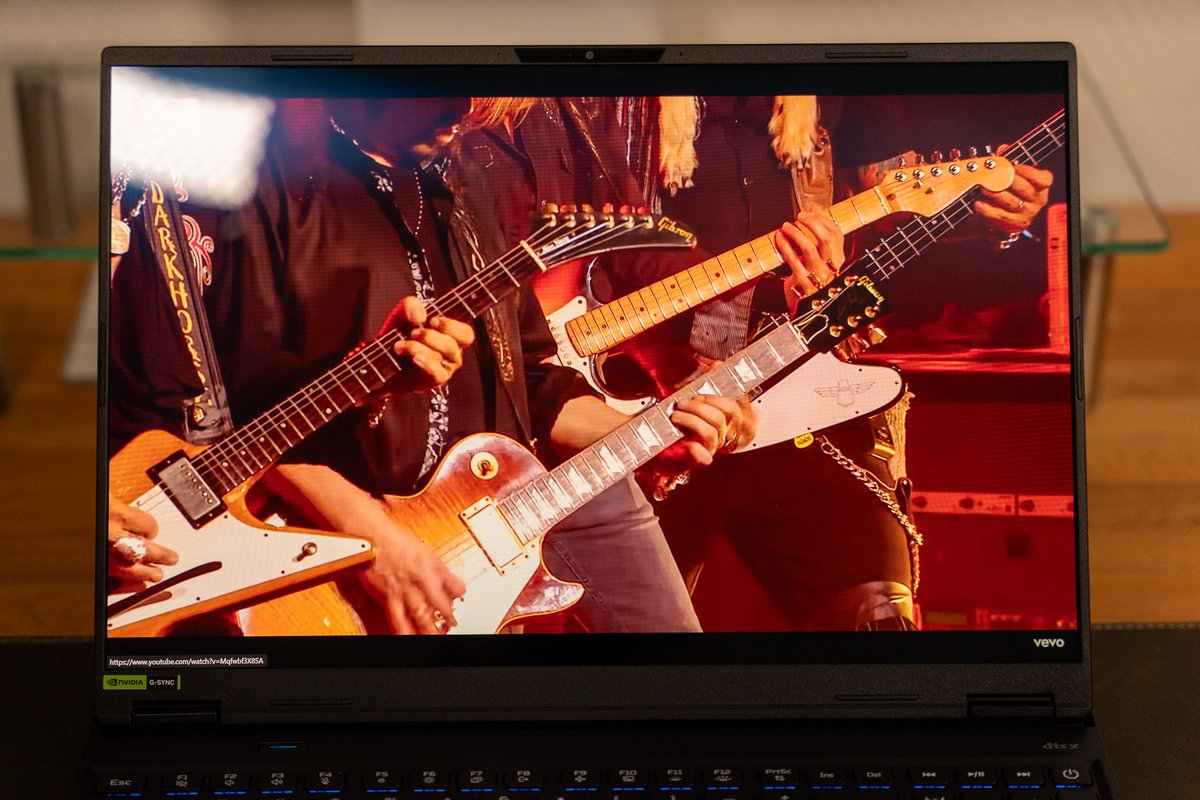 L'écran OLED est excellent, mais très refléchissant... © Clubic