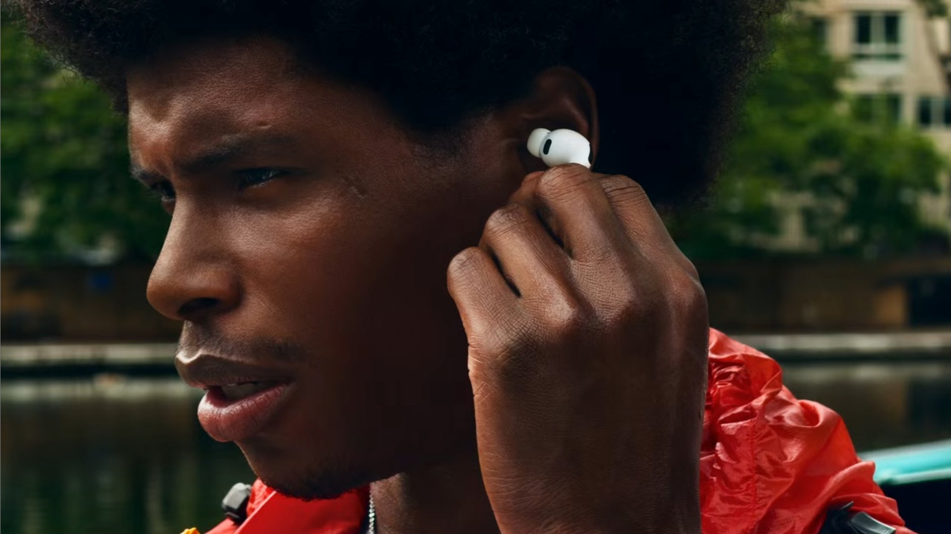 Vu de comme ça, difficile de faire la différence entre les Airpods Pro 3 et les Pro 2. ©Clubic