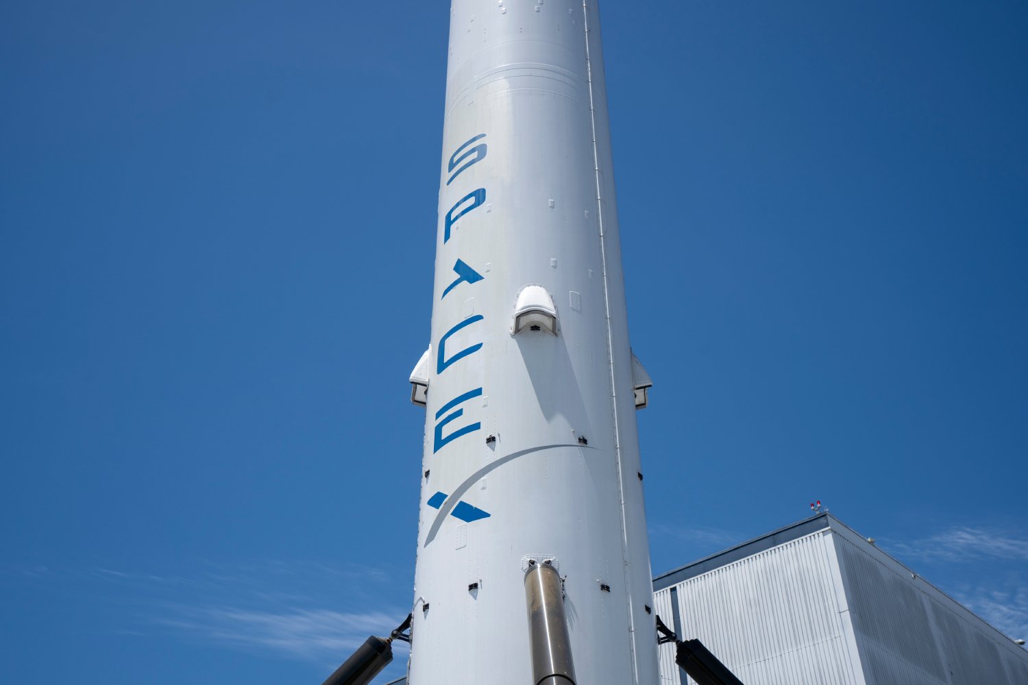Le logo de SpaceX sur un booster Falcon 9. ©Tada Images / Shutterstock
