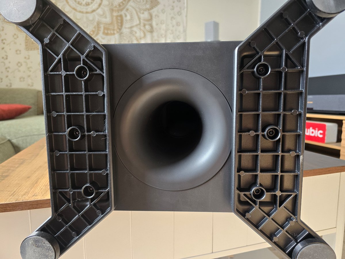 Le caisson de basses, sous l'enceinte. © Matthieu Legouge