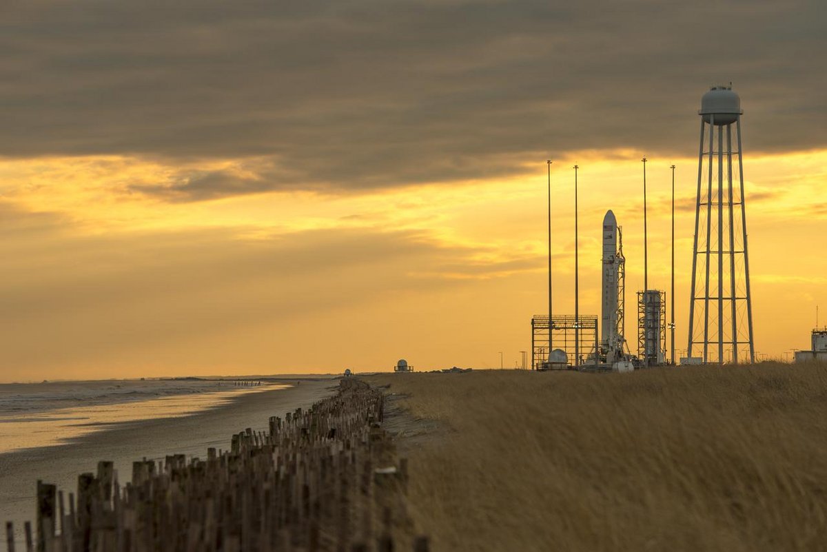 Un lanceur Antares 230 sur son site de lancement, au bord de la plage à Wallops. Crédits NASA