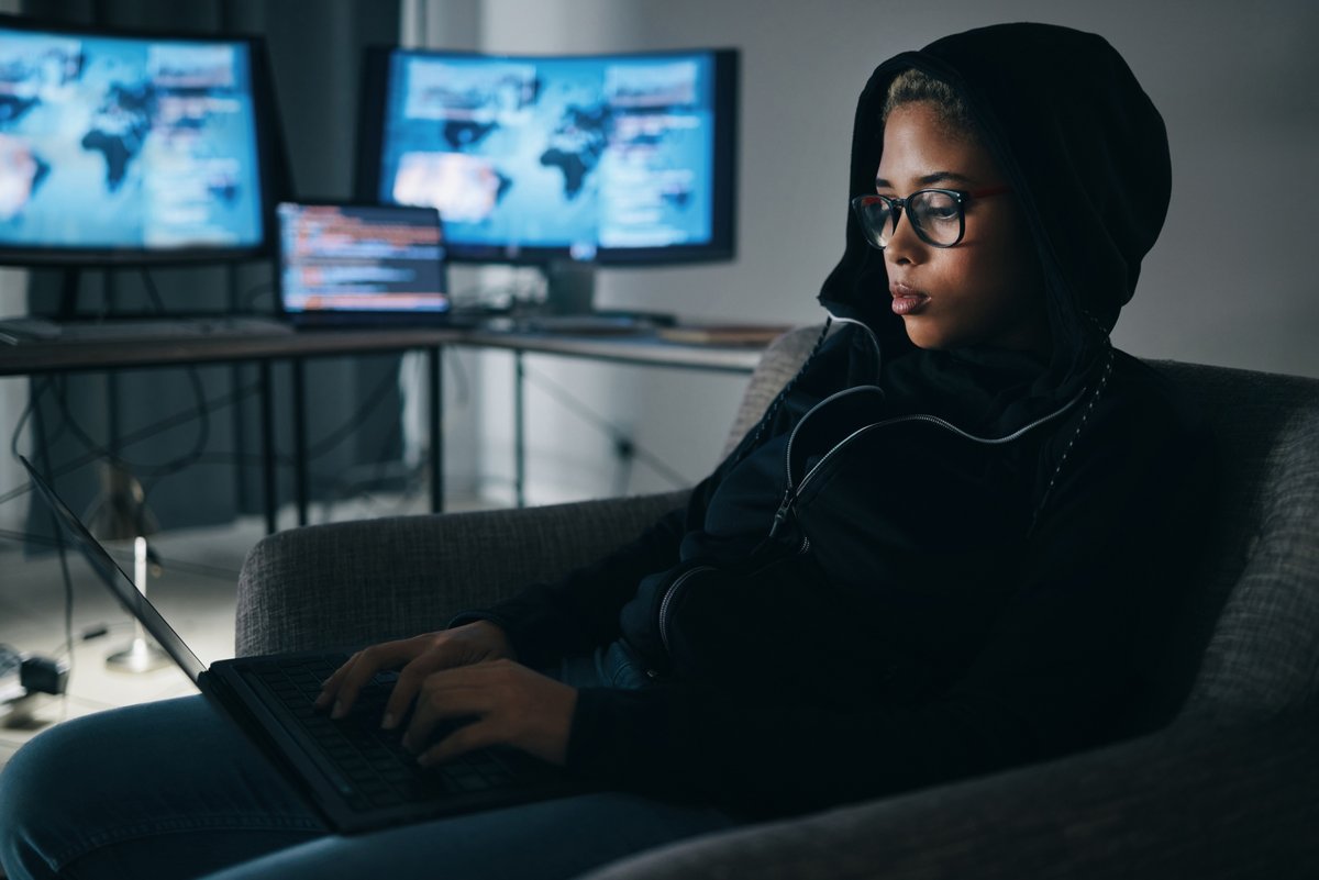 Etre femme et travailler dans la tech, c'est aussi parfois s'habiller le plus discrètement possible pour ne pas détonner dans un environnement essentiellement masculin. ©PeopleImages.com - Yuri A / Shutterstock