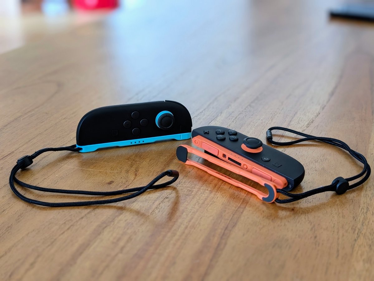 Nintendo fournit les grips avec dragonne. ©Colin Golberg