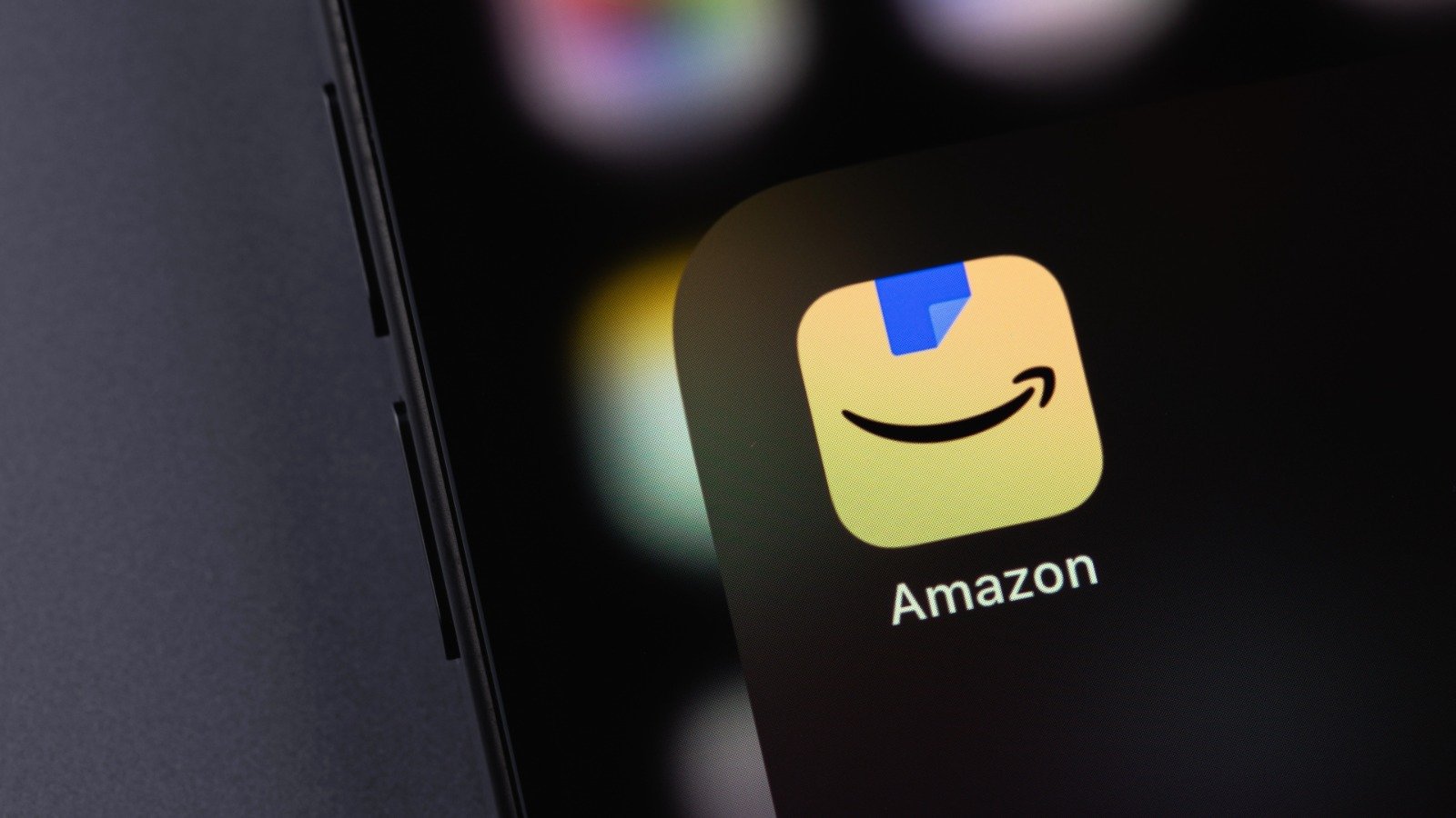 Sur des tâches répétitives à haute cadence, la supervision humaine produit des résultats peu fiables selon Amazon. Le règlement européen sur l'IA exige pourtant, dans son article 14, une surveillance humaine démontrable pour les systèmes à haut risque, sans distinguer la cadence ou la nature des tâches concernées - ©Primakov / Shutterstock
