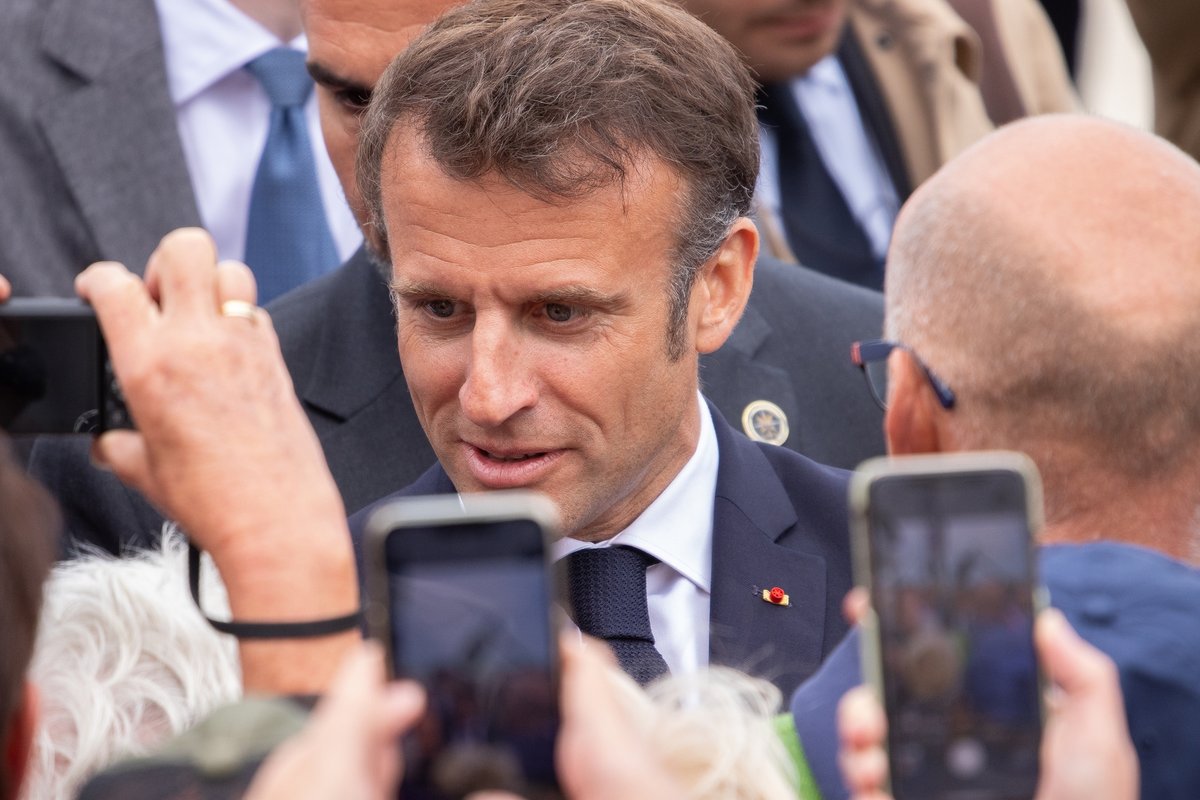 Le président de la République Emmanuel Macron au milieu de la foule © Pauline van Dam / Shutterstock