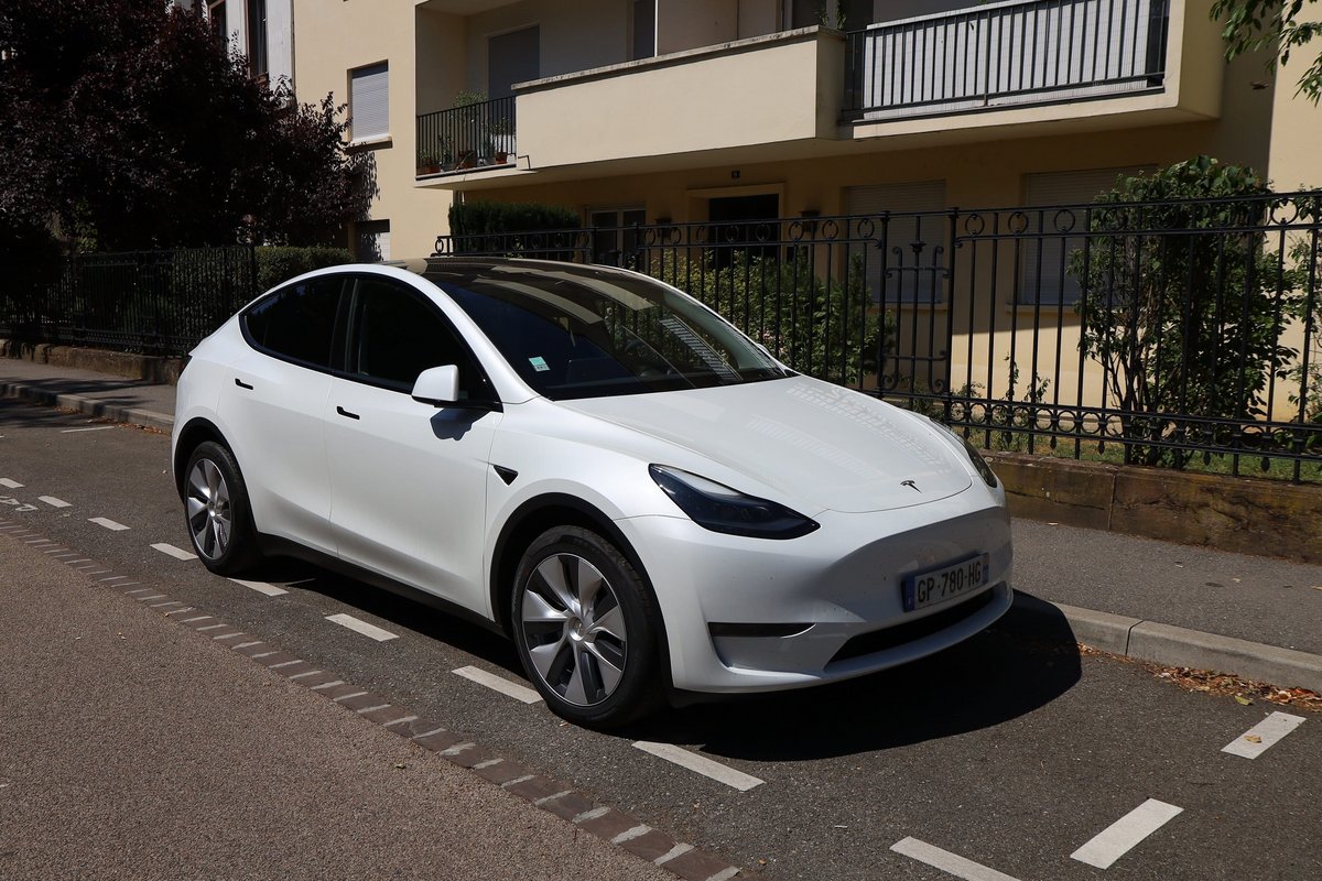 Tesla Model Y dans les rues de Colmar © EBASCOL / Shutterstock.com