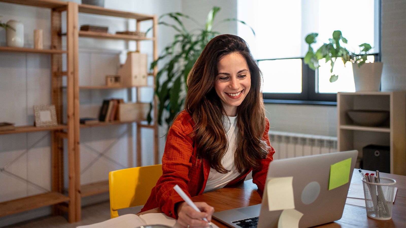 Pensée pour le télétravail, la B&You Pure Fibre offre une connexion rapide, stable et sans superflu, idéale pour travailler efficacement à domicile. ©Shutterstock