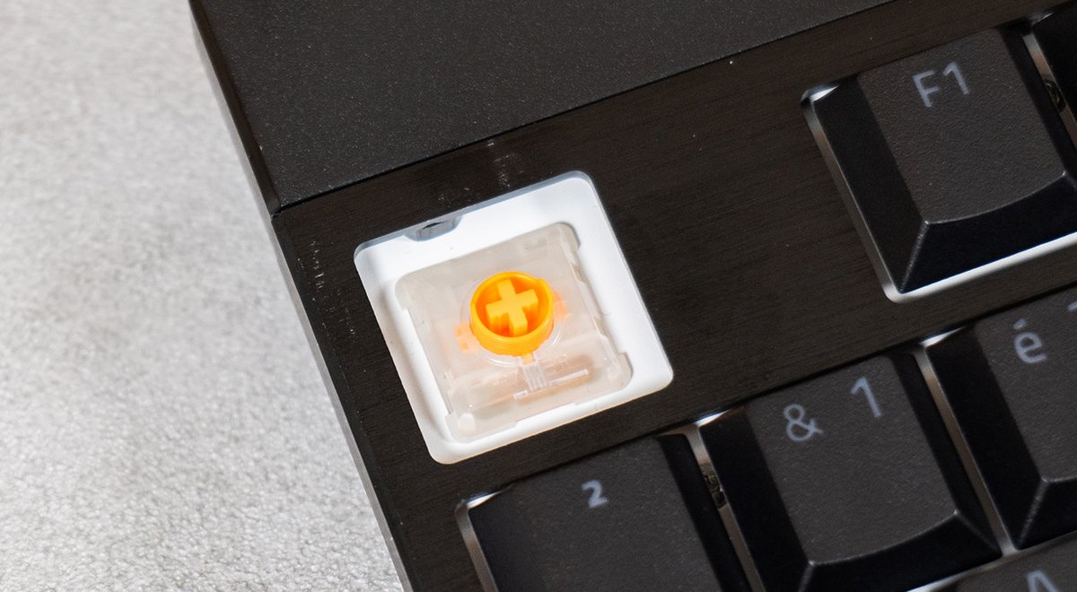 Les switchs oranges de notre BlackWidow V4 Low Profile. ©Charles Gouin-Peyrot pour Clubic