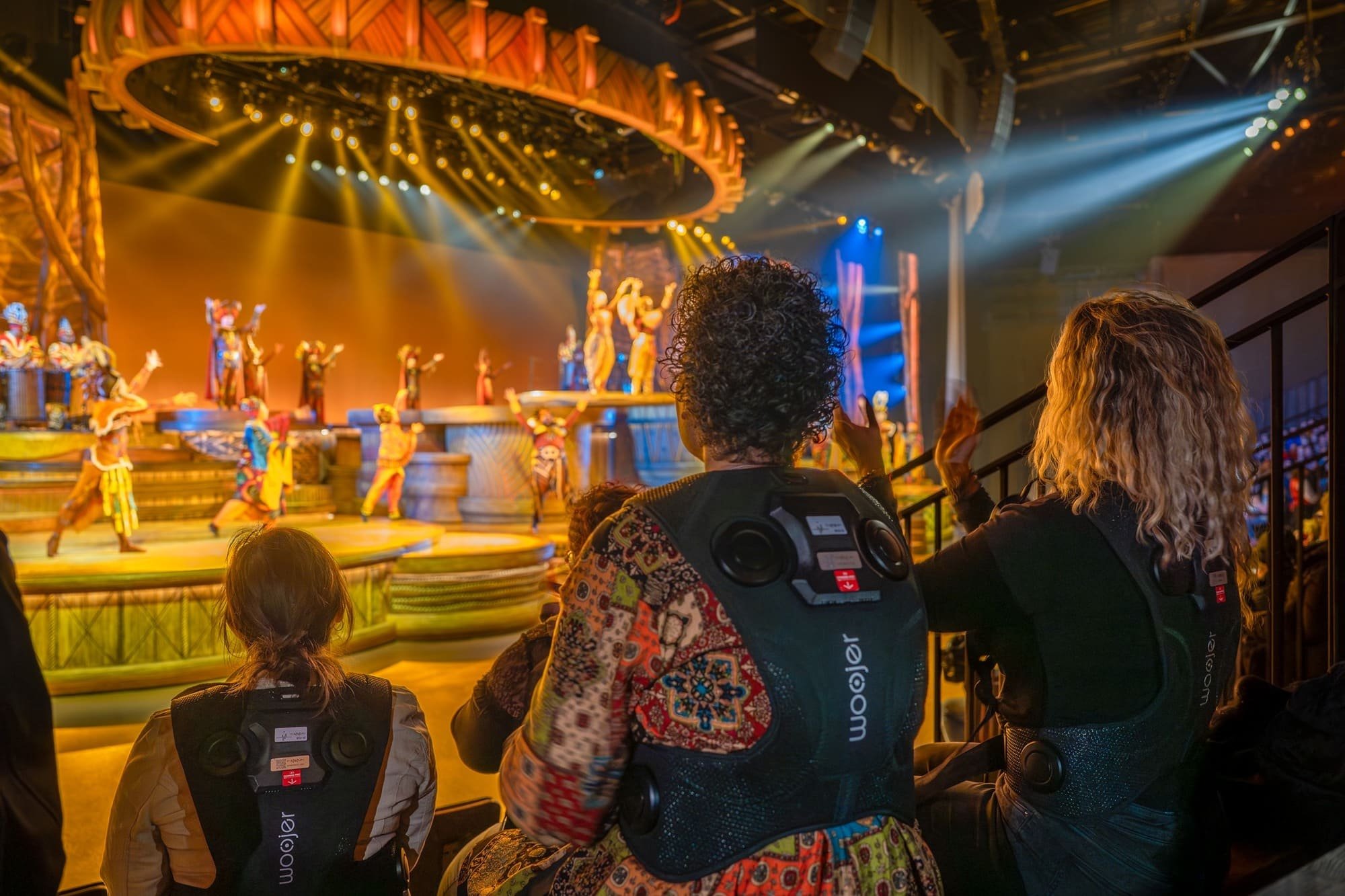 Disneyland Paris lance des gilets vibrants pour les spectacles, une première en Europe. © Disneyland Paris