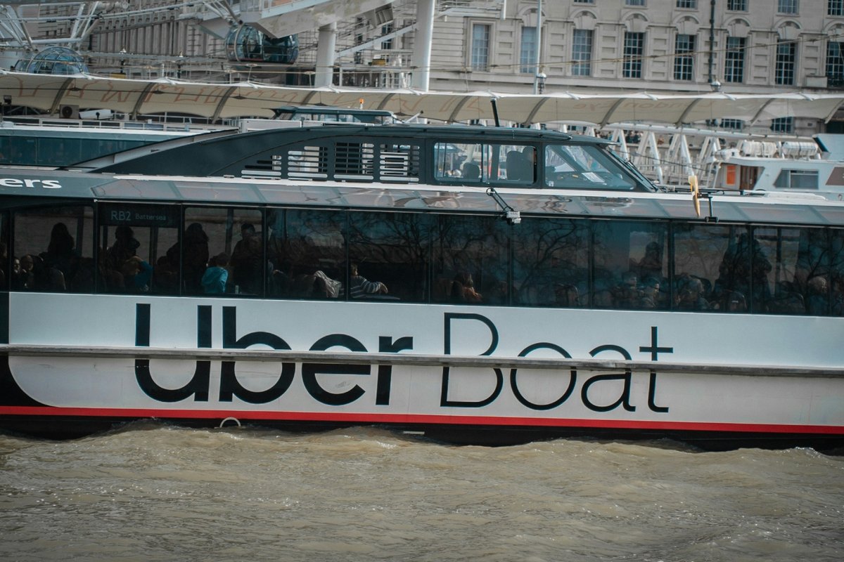 Un « Uber Boat » sur la Tamise, à Londres. © Callum Blacoe / Unsplash 
