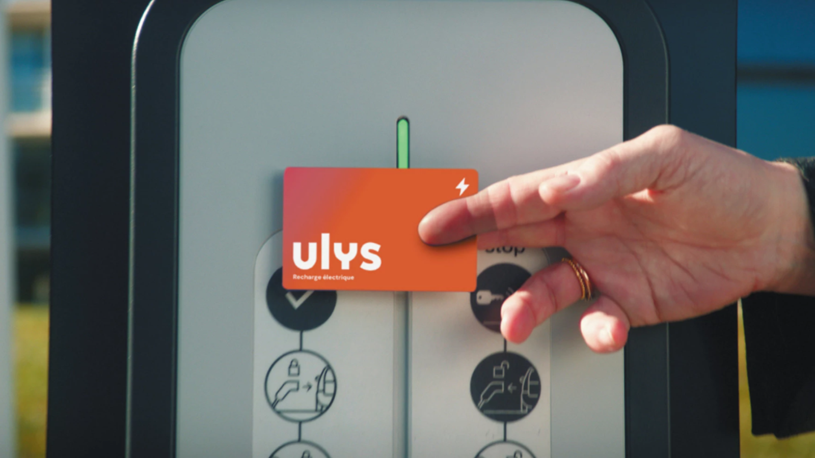 Le seul badge qui combine télépéage et recharge.