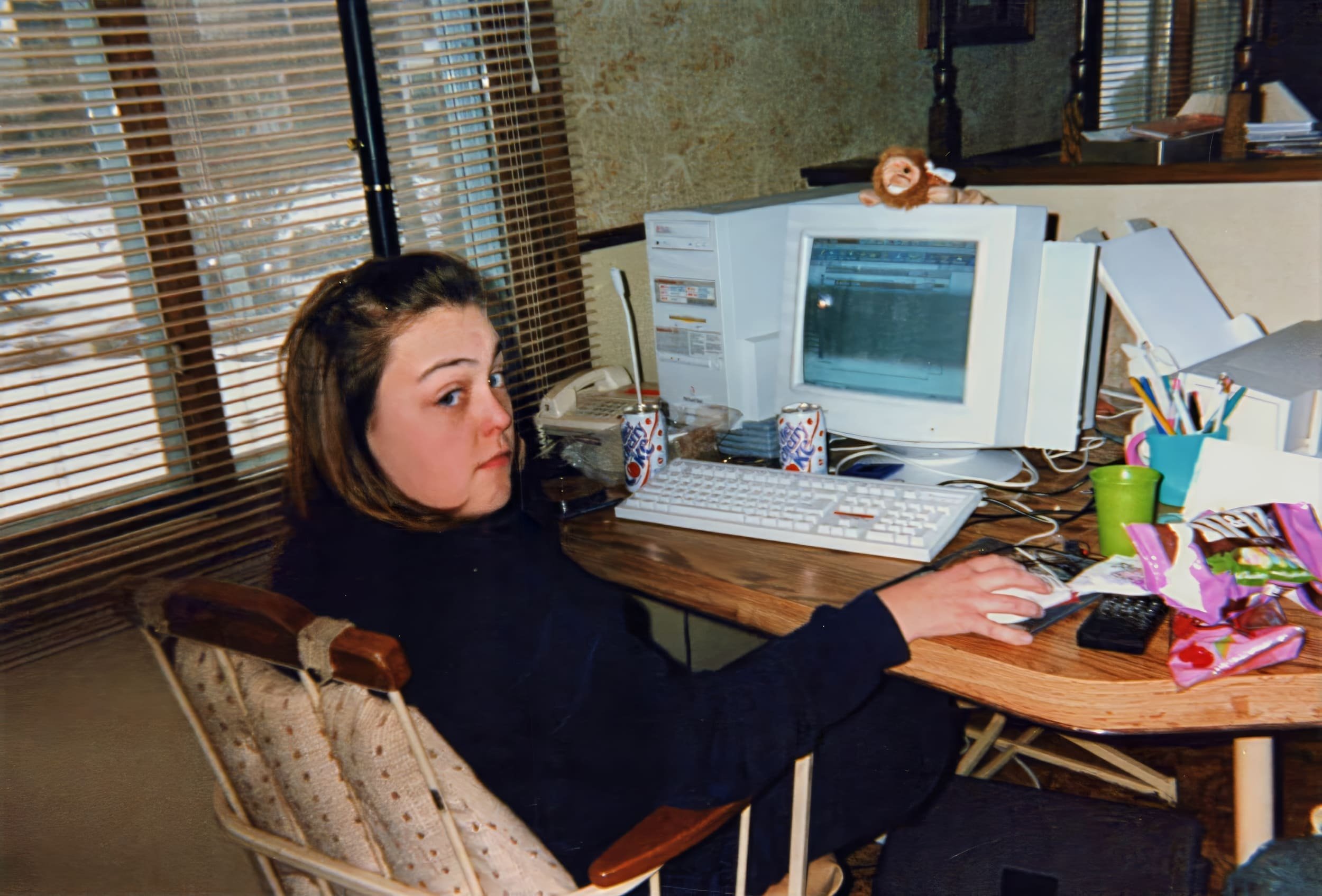 L'apogée d'AOL remonte à loin, comme ici en 1998, où une étudiante surfait sur Internet depuis son ordinateur de bureau © melissamn / Shutterstock