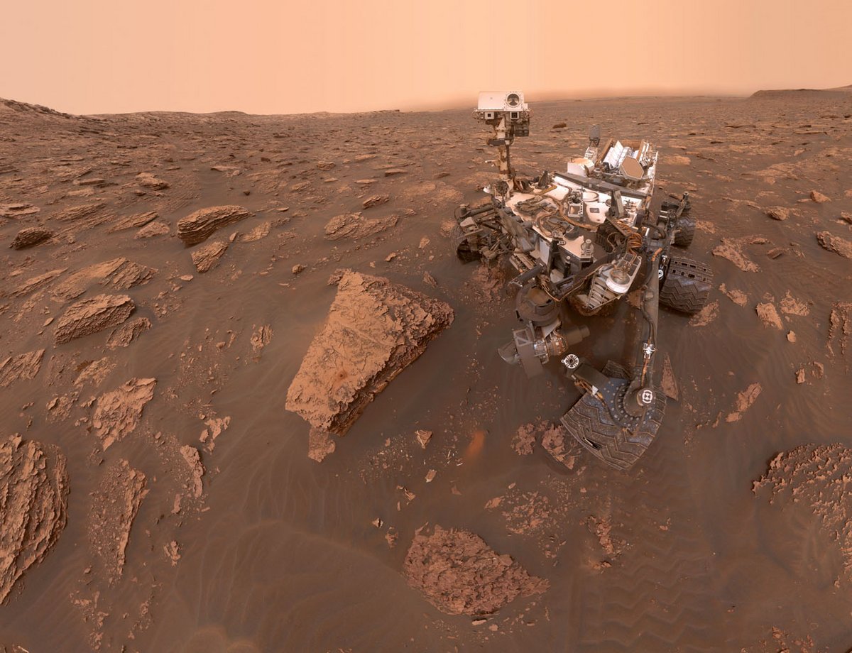 Regardez attentivement le rocher devant le rover... Crédits NASA/JPL-Caltech/MSSS