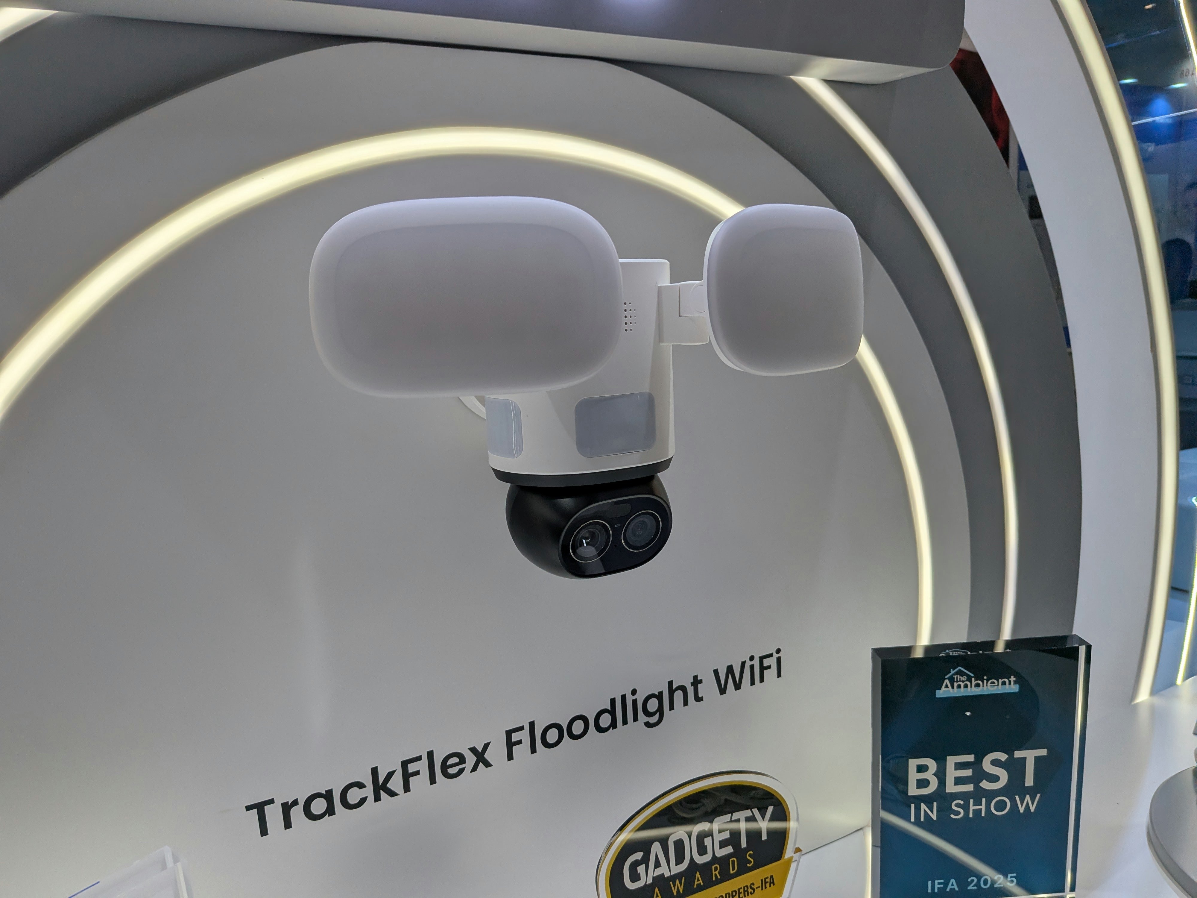 La caméra extérieure TrackFlex Floodlight WiFi avec ses deux projecteurs LED. ©Nicolas Guyot pour Clubic