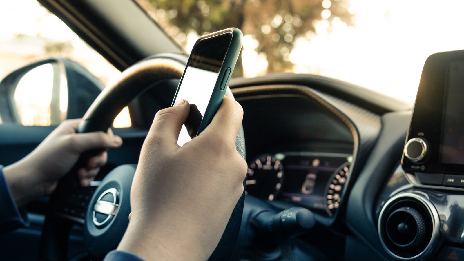 L'usage du téléphone au volant est encore trop fréquent. ©Tero Vesalainen / Shutterstock