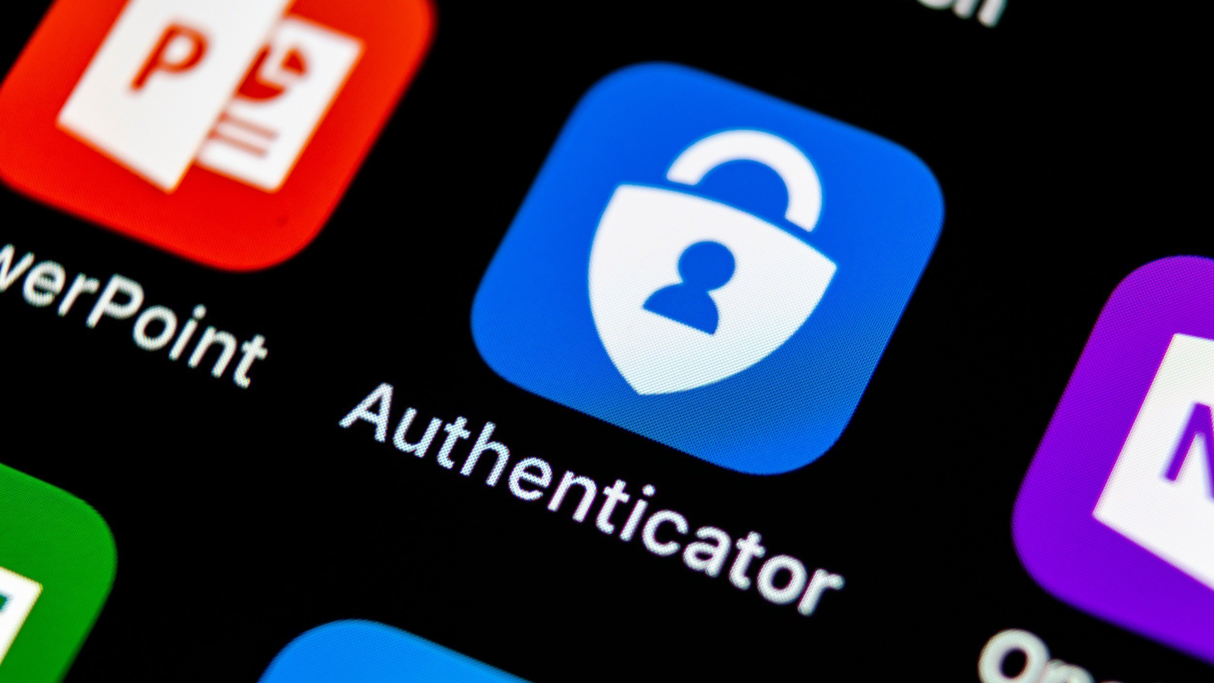 Microsoft Authenticator bloque désormais les comptes pro et scolaires sur les smartphones rootés ou jailbreakés. © BigTunaOnline / Shutterstock