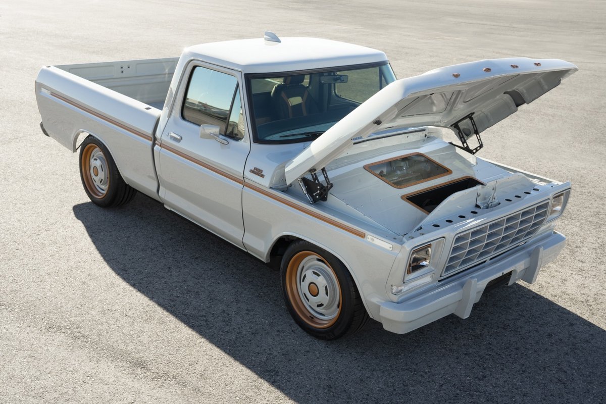 La Ford F-100 convertie en électrique grâce à l'Eluminator © Ford