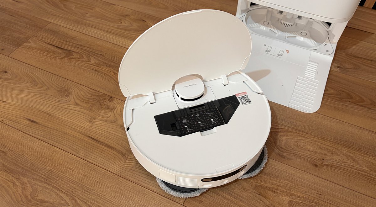 Le capot se soulève et ne se retire pas. ©Charles Gouin-Peyrot pour Clubic