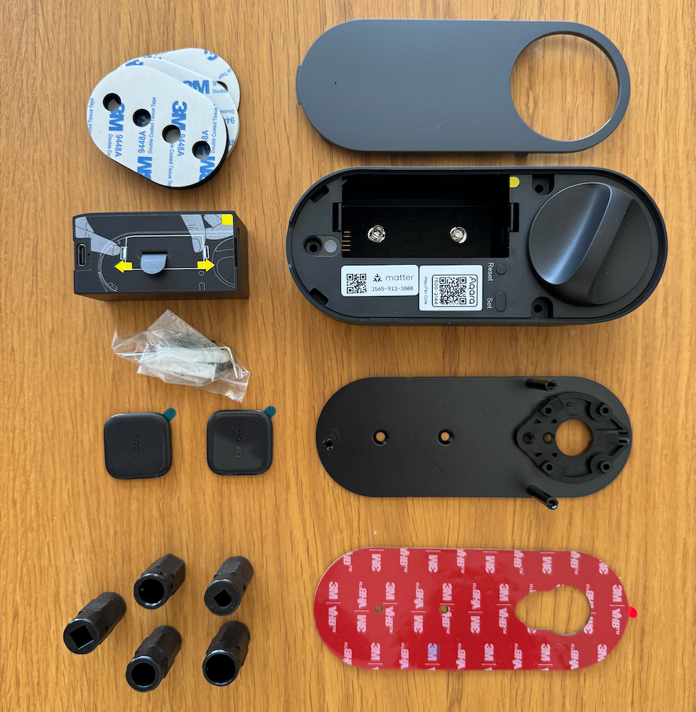 Le contenu de la l'emballage de la serrure Aqara Smart Lick u200 Lite. ©Philippe Du Noyer pour Clubic