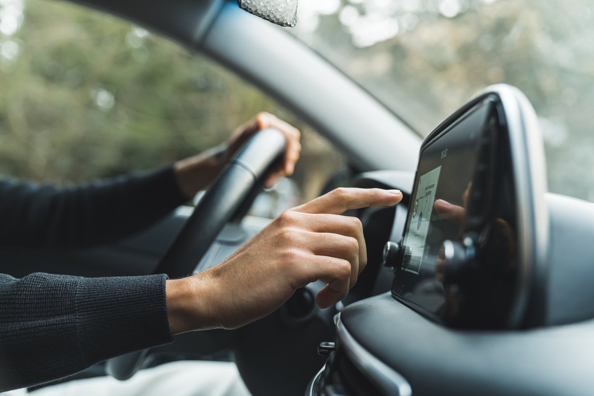 Waze et Google Maps sont deux applications de navigation très populaires, toutes deux appartenant à Google. © Poppy Pix / Shutterstock